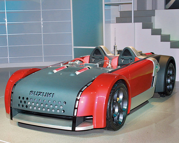 ▲こちらがGSX-R/4。2001年に発表されたアルミフレームに樹脂パネルを組み合わせたバイクと車のクロスオーバーのようなコンセプトモデルだ
