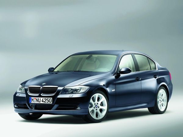 ▲2005年4月から2011年12月まで販売された旧型BMW 3シリーズ。中古車のボリュームゾーンは80万～160万円付近とお手頃だ