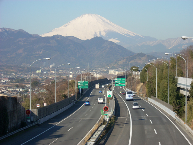 ▲1962年から工事が始まった東名高速道路建設。東京～愛知・小牧を走り名神高速へと繋がる日本の大動脈には、工事の大きな難所がありました。大井松田～御殿場間の山岳ルートです。山を迂回して道を作り、1969年5月26日に大井松田～御殿場間が開通。これで東名高速道路が全線開通となりました