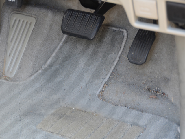 イヤなニオイの根源 車内の床は梅雨入り前に掃除しておこう 旬ネタ 日刊カーセンサー