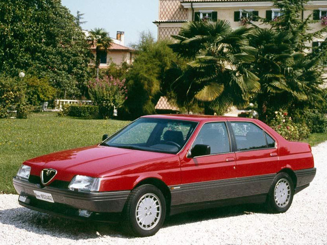 ▲ユージの愛車という設定で『あぶない刑事リターンズ』に登場したアルファロメオ 164の同型車。164は1987年にデビューしましたが、劇中で使われたのは1995年に登場したスーパー24Vです