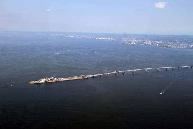 ▲神奈川県川崎市と千葉県木更津市をつなぐ東京湾アクアライン。海底トンネルと海の上に架かる橋で構成されるこの道路は1997年12月18日に開通しました。全線を橋脚にすると船がその下をくぐれず、橋脚を高くすると旅客機の飛行に影響が出てしまうため海底トンネル区間ができました。開通と同時に誕生したパーキングエリア“海ほたる”が観光名所となっています