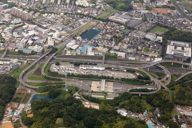 ▲東京都世田谷区と神奈川県横浜市をつなぐ有料道路が第三京浜道路。1965年12月19日という日本の高速道路・有料道路史の中でもかなり早い時期に開通した第三京浜は、日本初の6車線道路でもあります。実はこの道路、もともとは東急グループの鎌倉急行電気鉄道が開発計画していたという歴史があるってご存じでしたか？