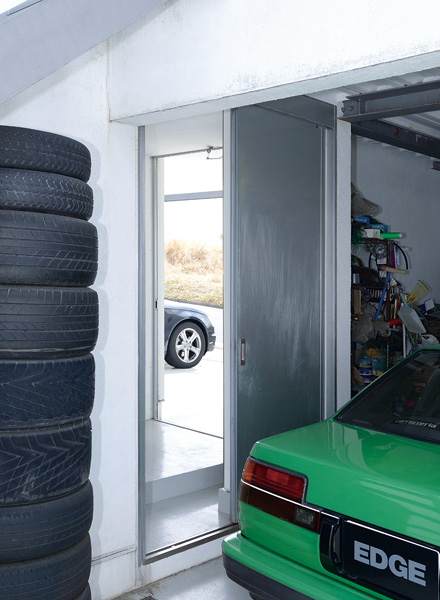▲ガレージと外のカーポートは、玄関を挟んで繋がっている。複数の動線が絡み合っていることもK邸の特徴だ
