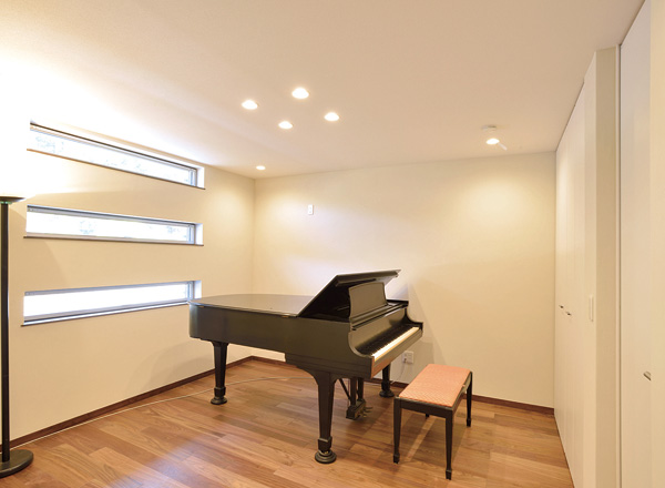 ▲Yさんご夫婦が弾くグランドピアノが設置されたプレイルーム。重量があるため床は補強されている