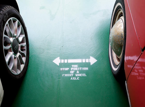 ▲フロアには、停車位置を示すマーカーがペイントされている。フロントアクスルを矢印に合わせると、ぴったりガレージに収まる