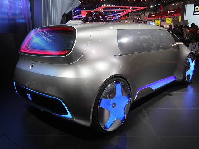 ▲ホイールやサイドシルのブルーLEDは、ゼロ・エミッションのエコな車であることを視覚的に表現したもの