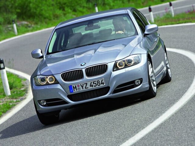 ▲前期型は以前から格安傾向だった旧型BMW 3シリーズですが、エンジンが変更され、そしてヘッドライトまわりのビジュアルも写真の形に変わった「最終型」もいよいよキました！