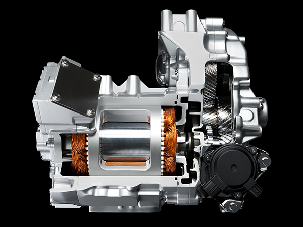 ▲ブラシ付モーターとは、ブラシと呼ばれる電極を使ってモーターを回転させるタイプ。ブラシレスはブラシを使わずに電流の切替を行い、モーターを回転させる。PMモーターは永久磁石と交流を生かしてモーターを回す。写真は日産 リーフのモーターで、種類としてはPMモーター