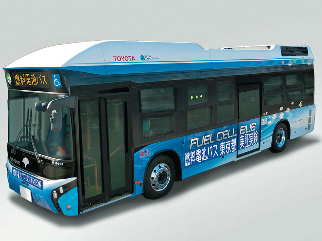 ▲すでに2015年7月下旬に、都内で実証実験が行われた燃料電池バス。トヨタと日野が共同開発したもので、出力を高めるためにFCスタックが2個、搭載されていた。さらに、同年秋の東京モーターショーには、コンセプトモデルも出典