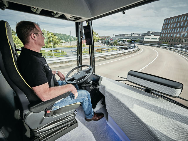 ▲ダイムラーが2016年7月に、アムステルダムで公開した自動運転バス。ドライバーが、アクセルもブレーキも操作することなく、専用車線を20km走り、バス停や信号で、自動的に停車と再発進する機能も織り込まれている