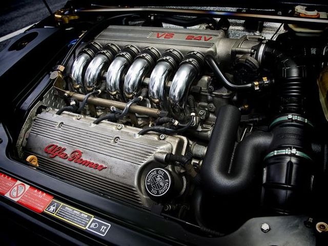 ▲中期型のアルファロメオ GTVに搭載されていた3L V6DOHCエンジン。回転感覚や音質が最高に官能的であるのと同時に、エアインテークパイプなどの造形もひたすら美しい