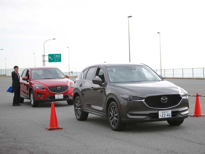 ▲湘南マツダのスタッフが同乗し、試乗スタート。ちなみに、前が新型CX-5、後ろが旧型CX-5です