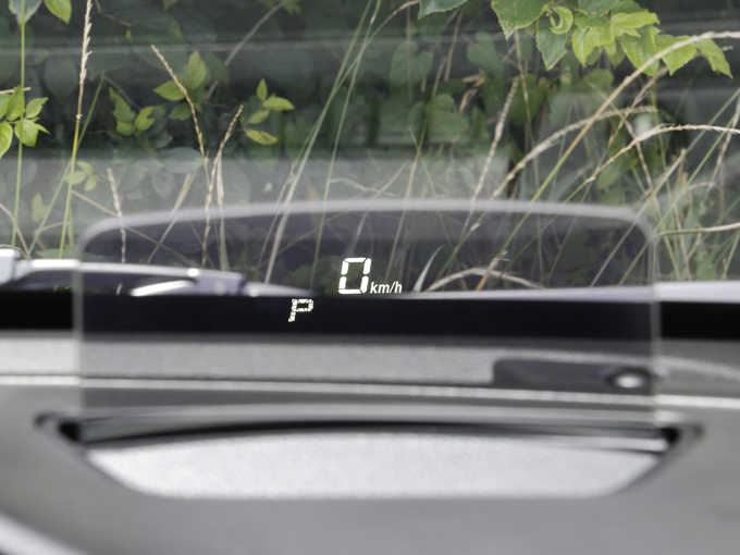 ▲運転席前方のダッシュボードに、ドライバーの視線移動を減らす効果のあるヘッドアップディスプレイが備わる。軽自動車としては初となる装備。車速、シフトポジション、クルーズコントロール設定などを表示できる