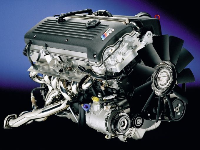 ▲E46型BMW M3が搭載したS54B32直列6気筒エンジン。同時期の3シリーズが搭載していたM54エンジンをベースに作られた高出力バージョンで、M54のシリンダーブロックがアルミ製なのに対し、こちらはより強度に優れる鋳鉄製に変更されている