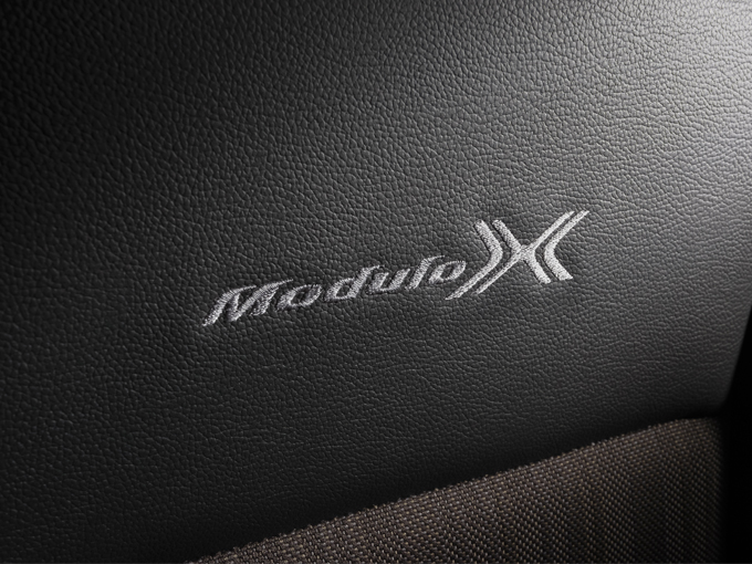 ▲フロントシート2脚には「Modulo X」と刺繍が施されています。グレー糸で刺繍されていて、全体の雰囲気にもマッチしていました！
