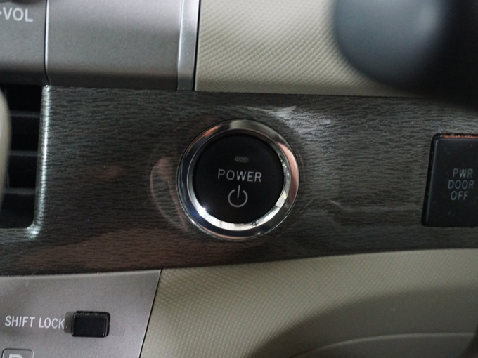 ▲このようにプッシュボタン式の場合、電池の切れたリモコンキーを車内に置いても反応しません