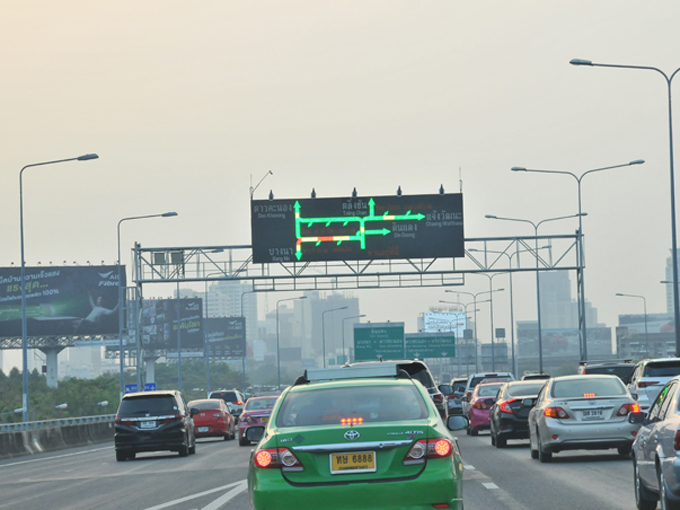 ▲渋滞を表示する電光掲示板も増えてきている
