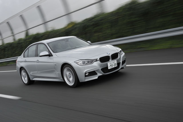 ▲こちらが2012年1月に登場した現行BMW 3シリーズ。何種類かのパワートレインがありますが、基本となるのは最高出力245psの2L直4ツインパワーターボエンジン＋8速ATとの組み合わせです