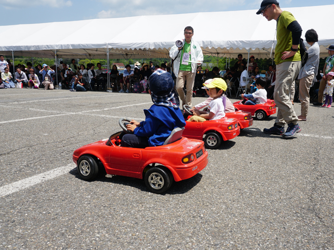 ▲開会式後には5歳までのお子様による、ペダルカーレースを開催。初代ロードスターのペダルカーに乗り、直線のコースで熱いバトルを繰り広げていました