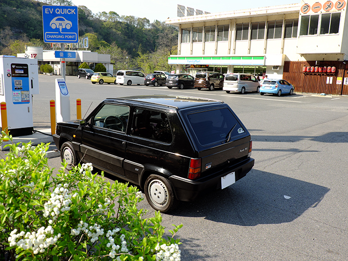 三国峠を下ってきて寄った群馬県沼田市のファミリーマート。レストランもあるせいか広い駐車場だが、なぜか充電器はこんな端っこ