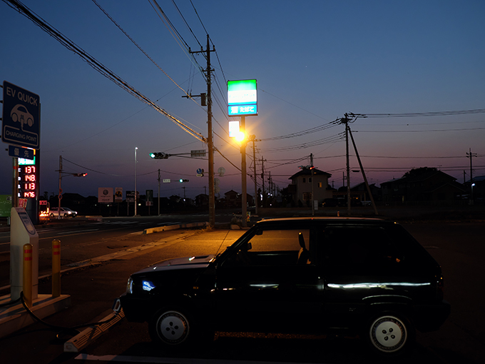 埼玉県加須市のファミリーマートで最後の充電。ここから自宅まで約58km！　やっと帰れる……　そういえばこの2日間、充電中に誰にも声をかけられなかった。充電しているのはパンダだよ！　いじれよ！（アンジャッシュの児島風に）