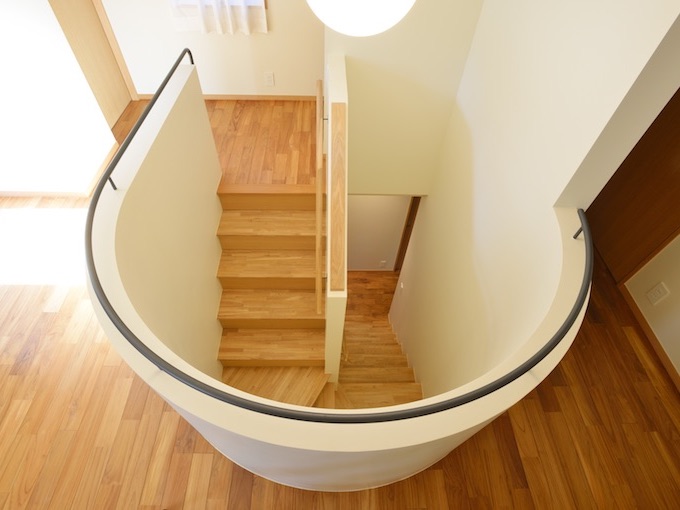 ▲Mさんのお気に入り、円形状の階段。2階へアクセスするたびに、その動線の楽しさが味わえる