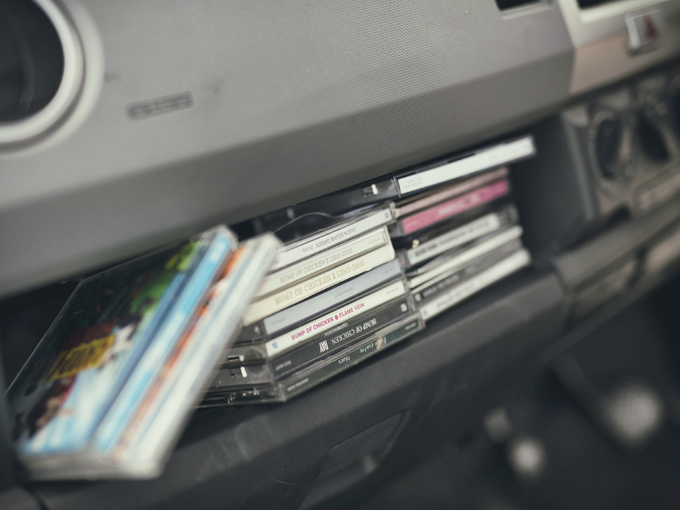 ▲定額制の音楽配信サービスが一般的になる中で、車内での音楽はCDを使う。ジャケットを楽しんだり、ディスクを入れ替える手間も、秋山さんにとって音楽を聴くことの一部