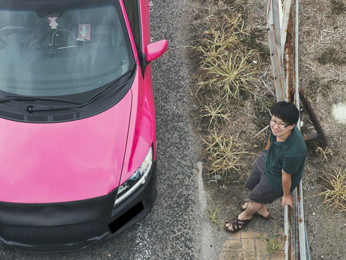 ▲車はとにかく目立ちたいと、本来メーカーのラインナップにはないピンク色に塗装した阿久津 睦さん