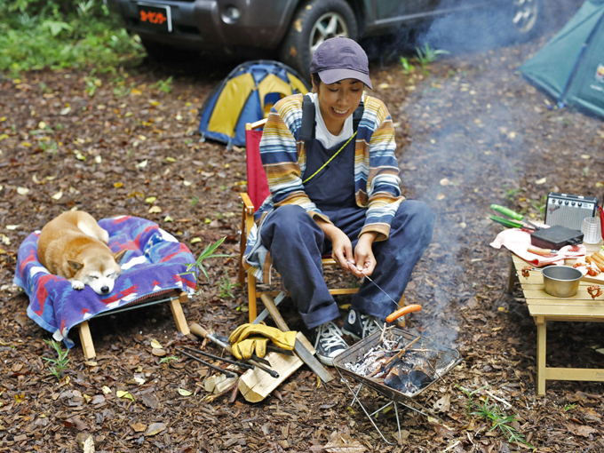 ▲飼い主の東さんは、キャンプと温泉好きのスタイリスト。取材時は自前の道具をフィールドに持参し、華やかで温もりのあるたき火スタイルを披露してくれた