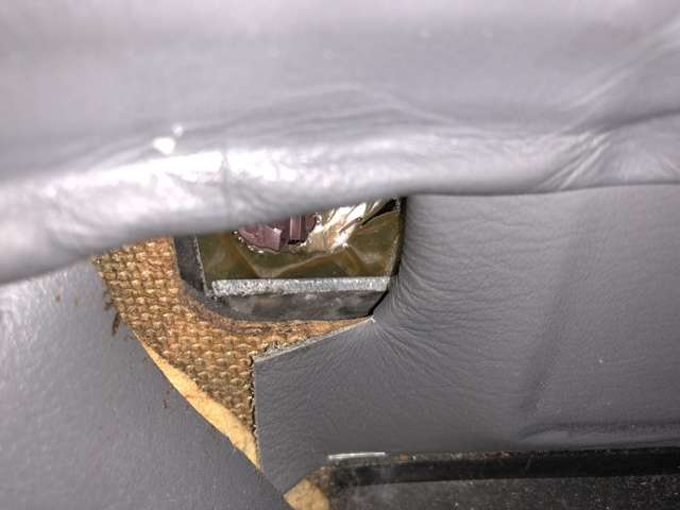 ▲防弾チョッキにも用いられるケブラー素材のようなものが、ドアパネル内に張り巡らされている