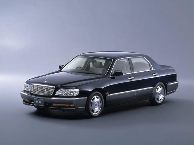 ▲1999年12月に発表され、翌2000年2月に発売となった初代プラウディア。「PROUD（誇り高い・堂々とした）」＋「DIAMOND（ダイヤモンド）」の造語で、三菱の最高級車ということを意味している