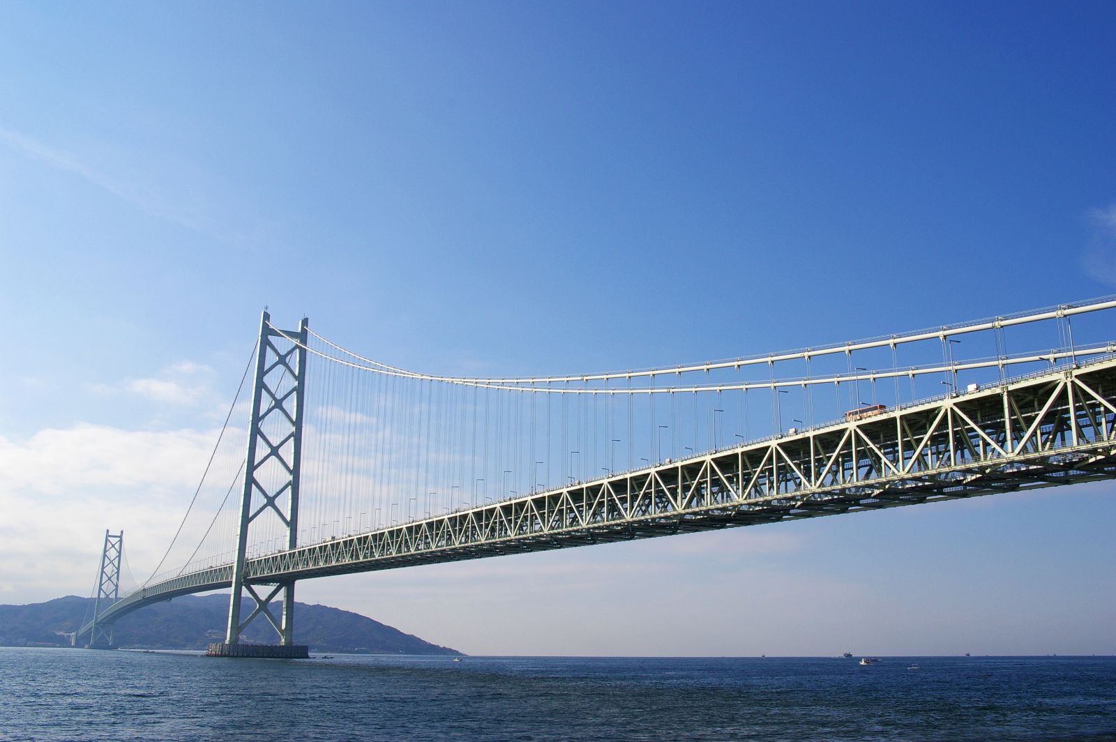 ▲1998年4月、明石海峡大橋が開通。淡路島や四国に車で行きやすくなった
