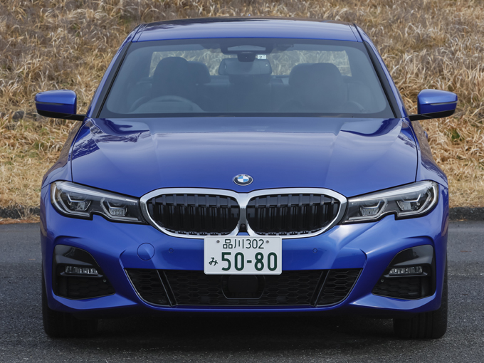 ▲2019年3月に発売になった新型BMW 3シリーズ。先代と比べてフロントマスクがよりワイドな印象になった