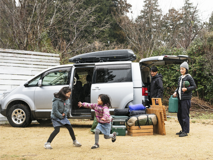 ▲福尾大介さん（40歳） 千葉県出身。実家の工務店を経営し、休日はアウトドアを楽しむ。奥さまの麻理恵さん、長女の小遥ちゃん（7歳）、次女の柑那ちゃん（5歳）を連れ立って、月1回のペースでキャンプに出かける