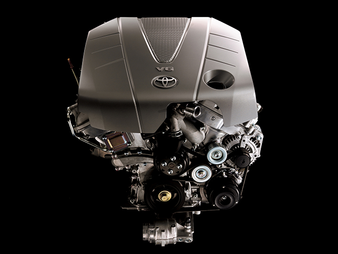 ▲エンジンは先代までの直6から一新、2.5L、3LともV6となった。2005年のマイナーチェンジでは3.5Lモデルも追加