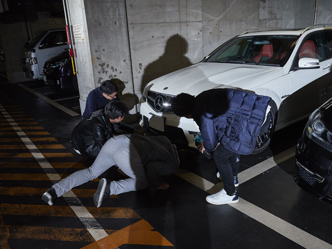 ▲今も昔も、車好きが集まるとこの体勢（？）になって話が始まるようだ。素晴らしいぞ、平成生まれの車好き諸君！