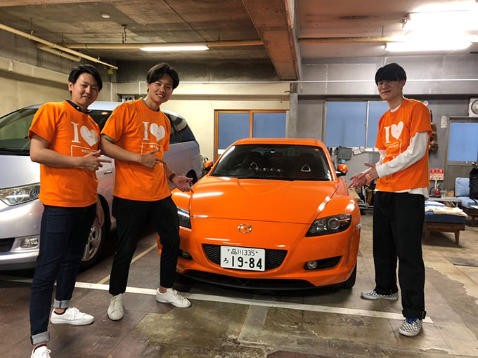 ▲カーセンサー学生編集部員の（左から）熊井、芝本、阪上と申します。近畿大学4年生です。何となく車を選んで乗っている若者に、同世代の目線から車の魅力を伝えることでより良い車選びをしてほしいと思い記事を執筆中！