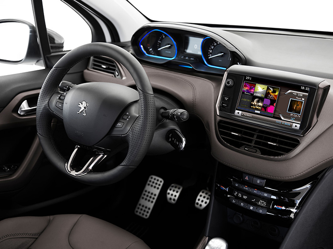 ▲USB／Bluetooth対応のタッチスクリーン式オーディオを全車標準装備。プレミアムの天井は前後方向にLEDライトが数本走っていて、優美な雰囲気を演出する。一方のシエロは大開口のパノラミックガラスルーフが備わる
