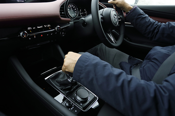 試乗 新型 マツダ Mazda3ファストバック スカイアクティブx Atは 上品さ Mtは 楽しさ それぞれ異なる性格をもつモデルだ Navi