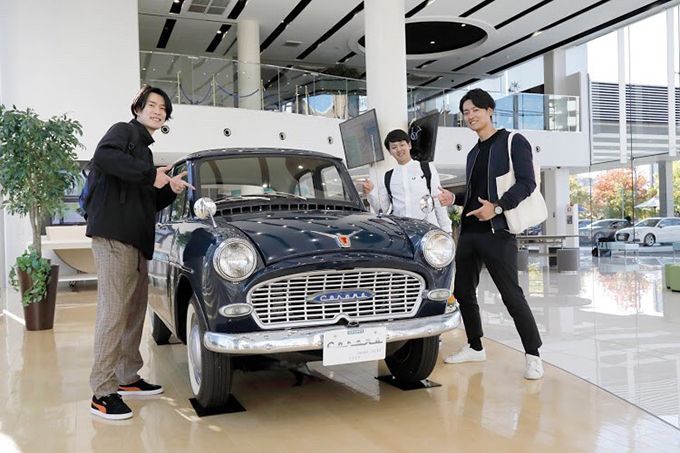 ディーラーには入りにくいと感じている若者よ 冷やかしになるのでは なんて考えず 気軽に車を見に行こう 車を売らないショールーム を取材しました 旬ネタ 日刊カーセンサー