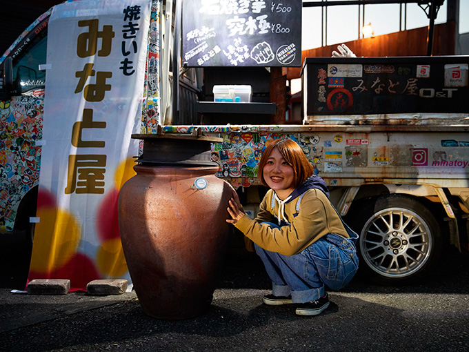 世界進出するための手段が焼き芋の移動販売 Snsでも話題の人気店 みなと屋 代表が抱く野望 旬ネタ 日刊カーセンサー 世界進出するための手段が焼き芋の移動販売 Snsでも話題の人気店 みなと屋 代表が抱く野望 旬ネタ 日刊カーセンサー
