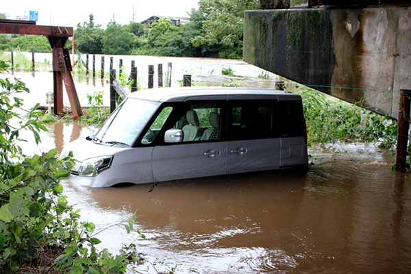 命と車を守る大雨対策 水没などへの備えと運転時の注意点 クルマと防災 クルマと防災 カーセンサー