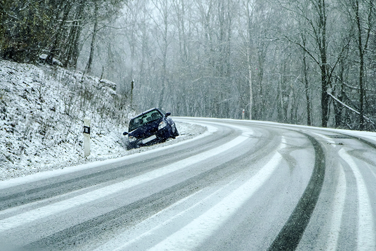 雪道で脱輪した車
