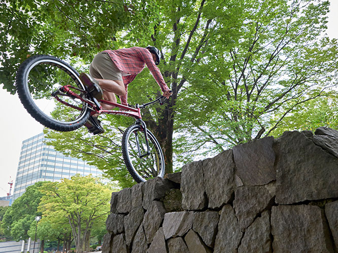 バイクトライアル元世界王者・有薗啓剛は自転車教育で交通社会を変える
