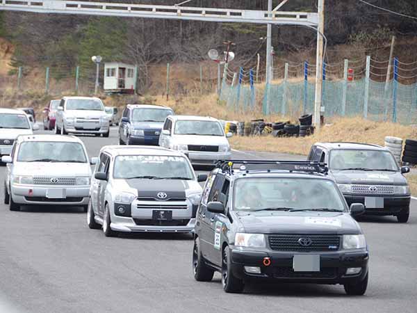 トヨタ プロボックスバン サクシードバンは 走りも楽しみたいし荷物も積みたい なんなら車中泊も そんなワガママを叶えてくれる 特選車 日刊カーセンサー