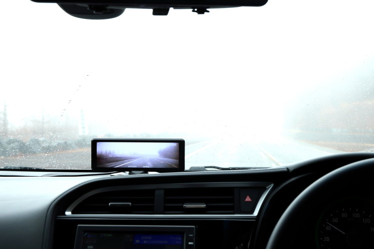 濃霧や大雨時にも視界を確保 安全運転にナイトビジョンが役に立つ クルマと防災 クルマと防災 カーセンサー