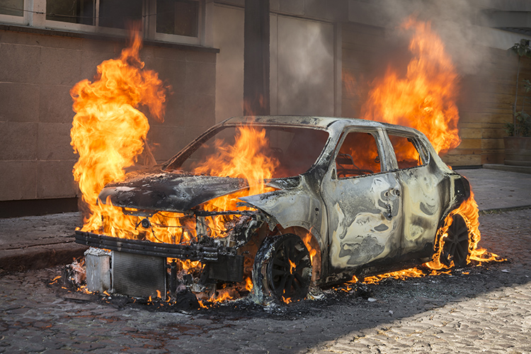 自然災害による車両火災に要注意 火災の原因と対策を解説 クルマと防災 クルマと防災 カーセンサー