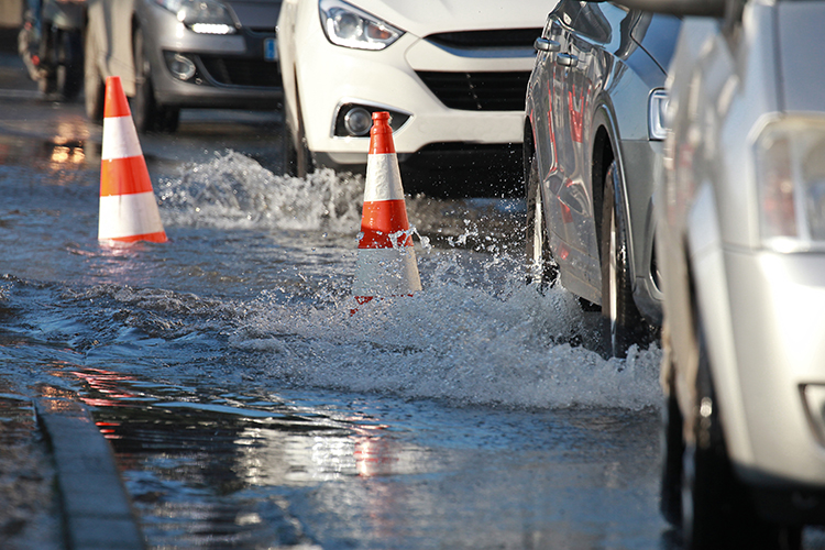 車が水没した際の対処 浸水 冠水の目安や車両保険の適用も説明 クルマと防災 クルマと防災 カーセンサー