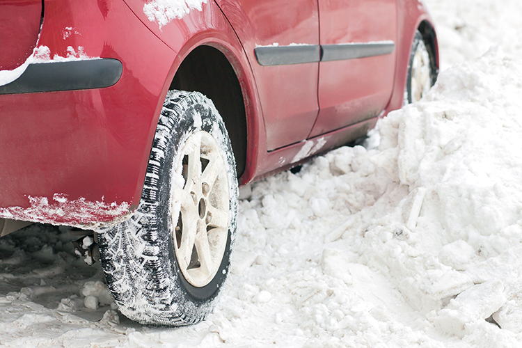 車が雪道や氷結路でスタックしたときの脱出方法と注意点 クルマと防災 クルマと防災 カーセンサー